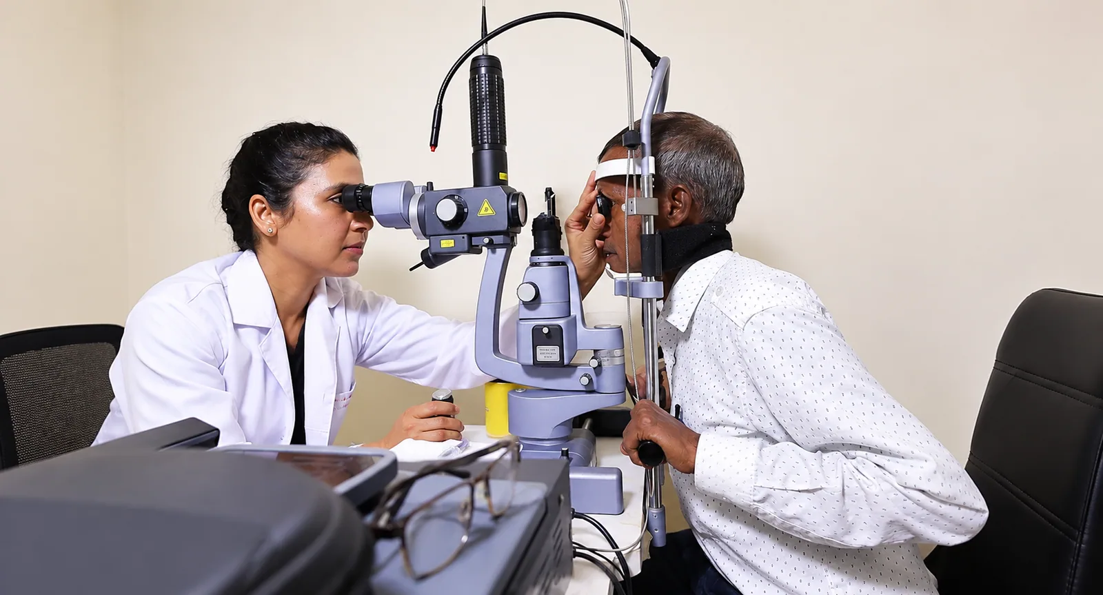 Eye examination using a slit-lamp instrument