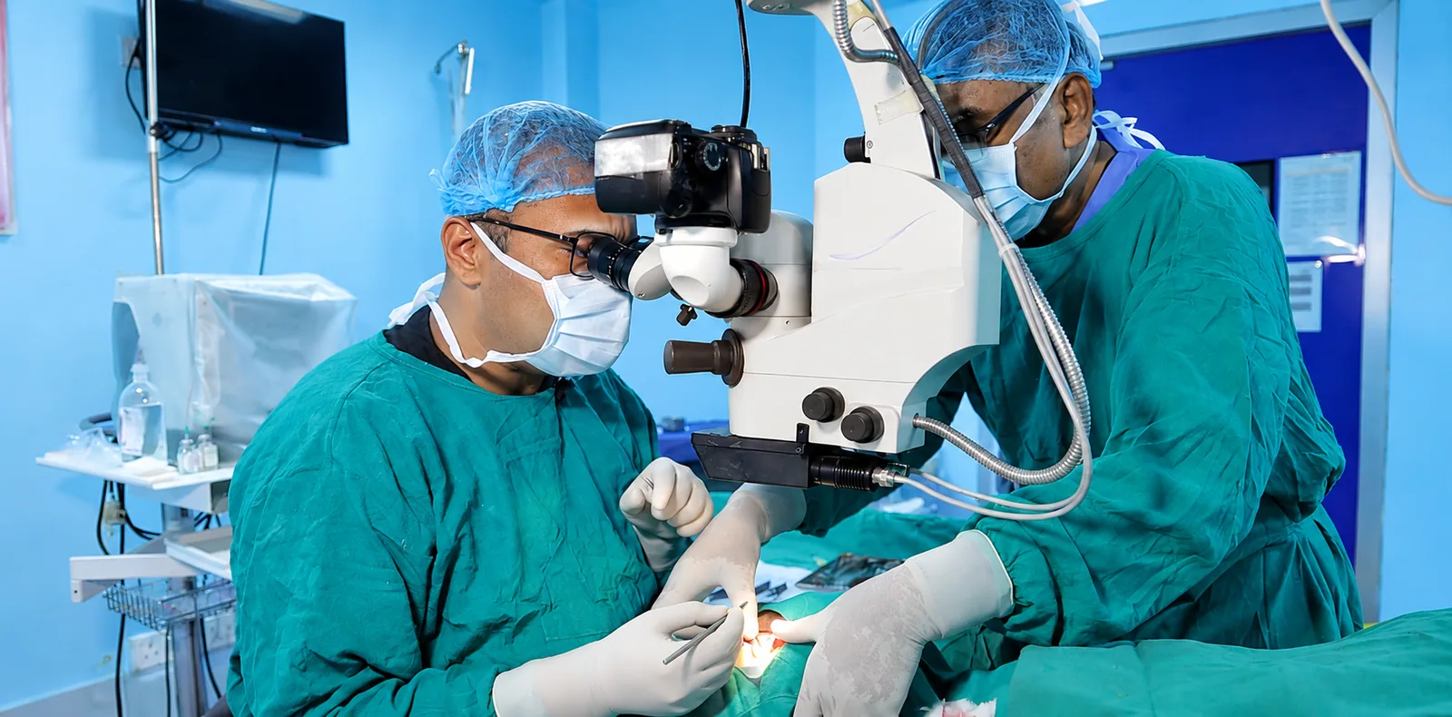 Ophthalmic surgery under an operating microscope